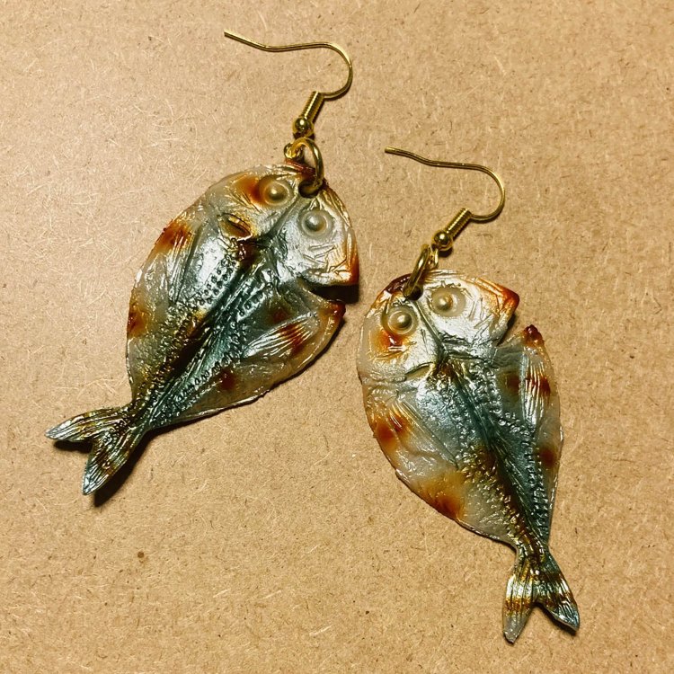 熱海の駅売店で購入したアジの干物キーホルダー。耳から干物の香りが漂ってきそう。