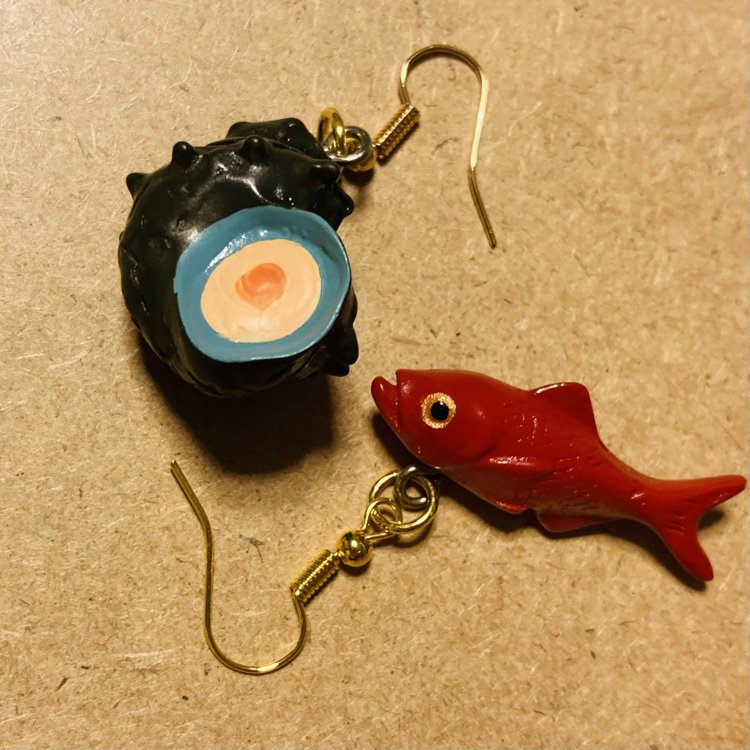 伊豆限定のサザエとキンメダイのキーホルダーセット。組合せが斬新な気がする。