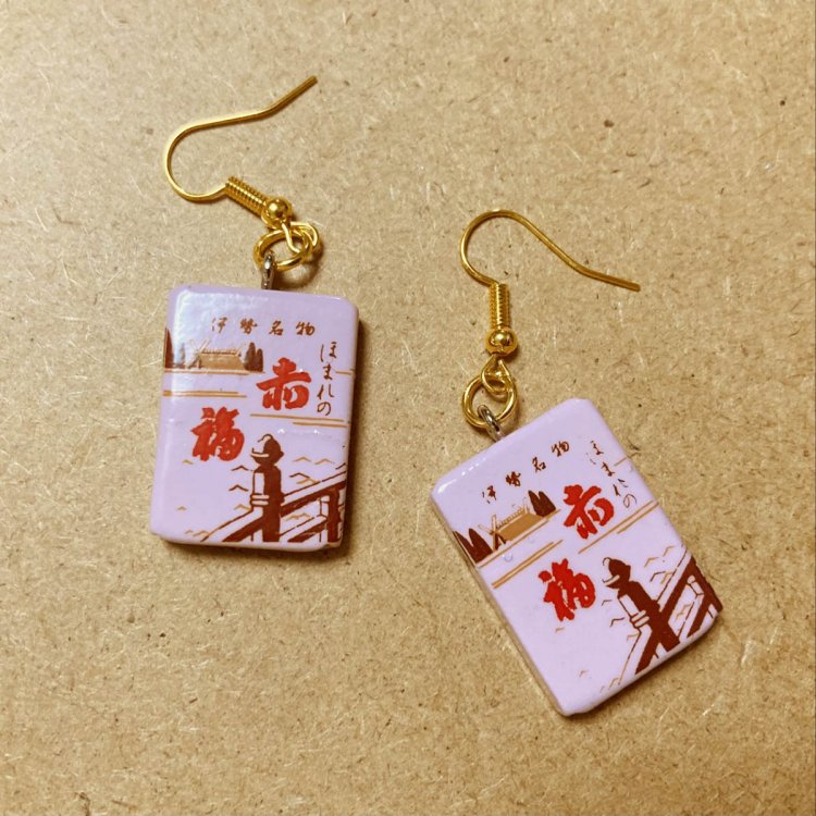 赤福売店で購入した赤福箱の根付。おなじみのデザイン。