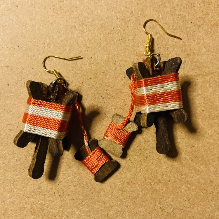 高尾山の糸巻キーホルダー。八王子市が織物の街だからだろうか。