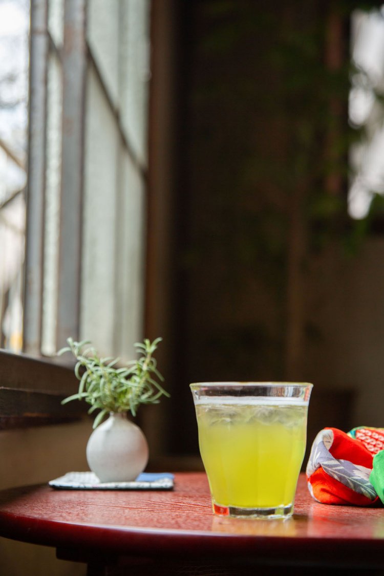 緑茶にベルガモットを加えた緑茶deアールグレーは、大塚の『OMO5』も認める味。茶葉540円～は1階で販売。