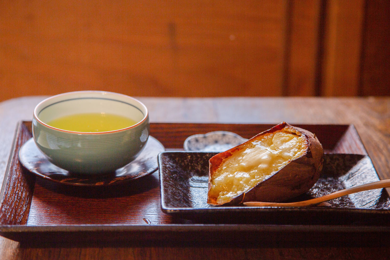 焼き芋セット700円。牧之原市産緑茶が味わい深し。