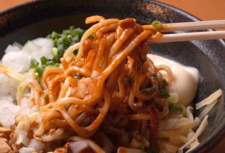 混ぜればインパクトのある中太麺が登場。さらに混ぜまくる。