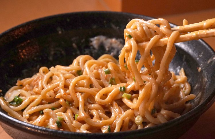 真っ赤な特製辛味噌ダレが行き渡り、全体が赤っぽくなった。