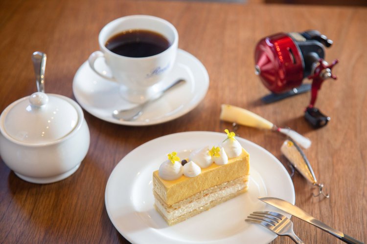 No.5ブレンド700円、日替わりケーキのマンゴー・トンカ600円、リール＆秘蔵ルアー。