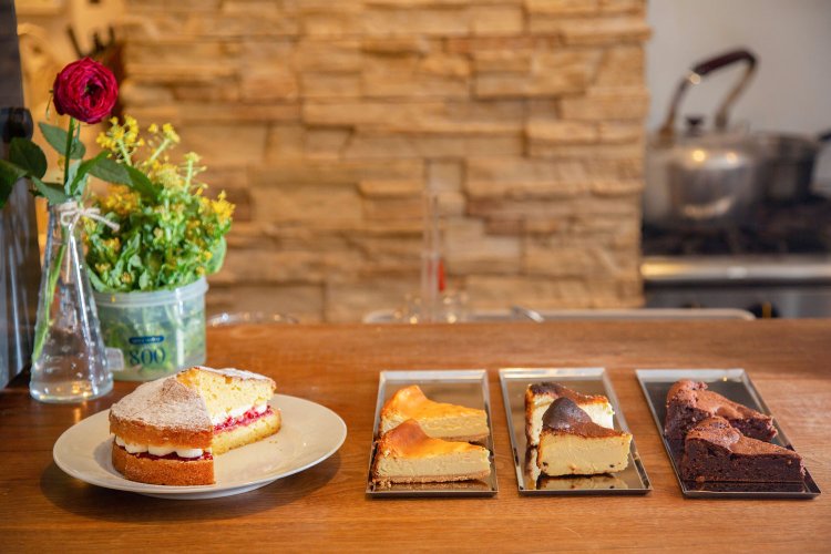 ビクトリア・ケーキやチーズケーキなど、フランス菓子中心に常時5種類ほど。テイクアウト可。