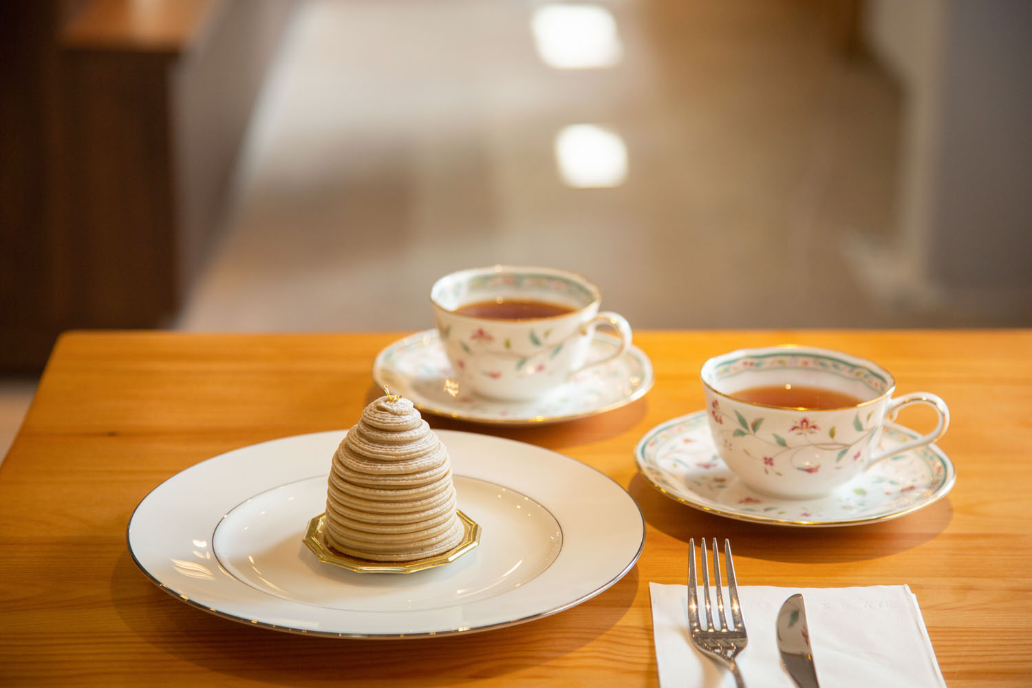 お茶2杯とケーキで1230円〜。茶は2種選べ、ケーキとの相性で1杯目を、絶妙なタイミングで2杯目を淹れてくれる。