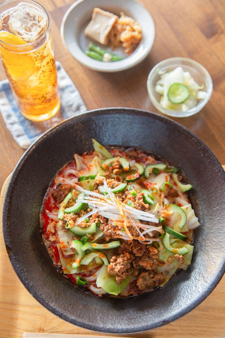 スパイシー！ 冷やし坦々うどん1232円は五香粉が香り高くやさしい味。小鉢・ 香の物・ドリンク付き。