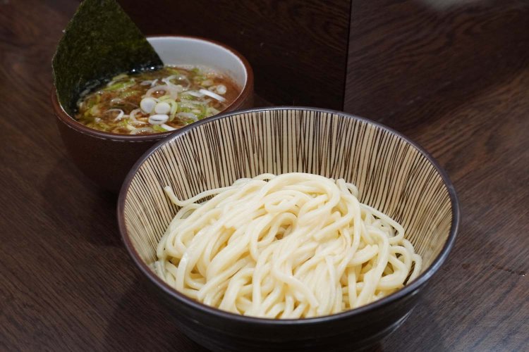 つけそば900円。麺は700ｇまで無料で増量可能。