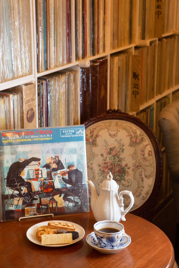 コーヒーはスペシャルティ豆、紅茶は専属ティーコーディネーターが選ぶ茶葉を使用。共に、たっぷり2杯以上飲めて900円。焼菓子プレート400円。