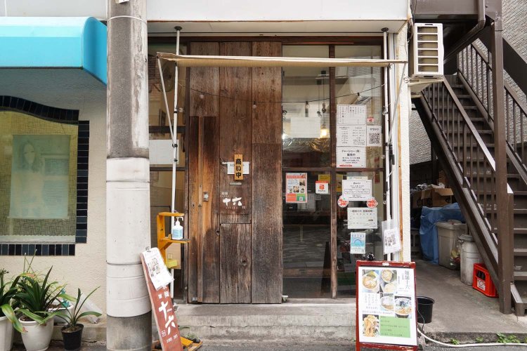 大きな寺院の裏手の住宅地にひっそり佇む。古いアパートの1階だ。