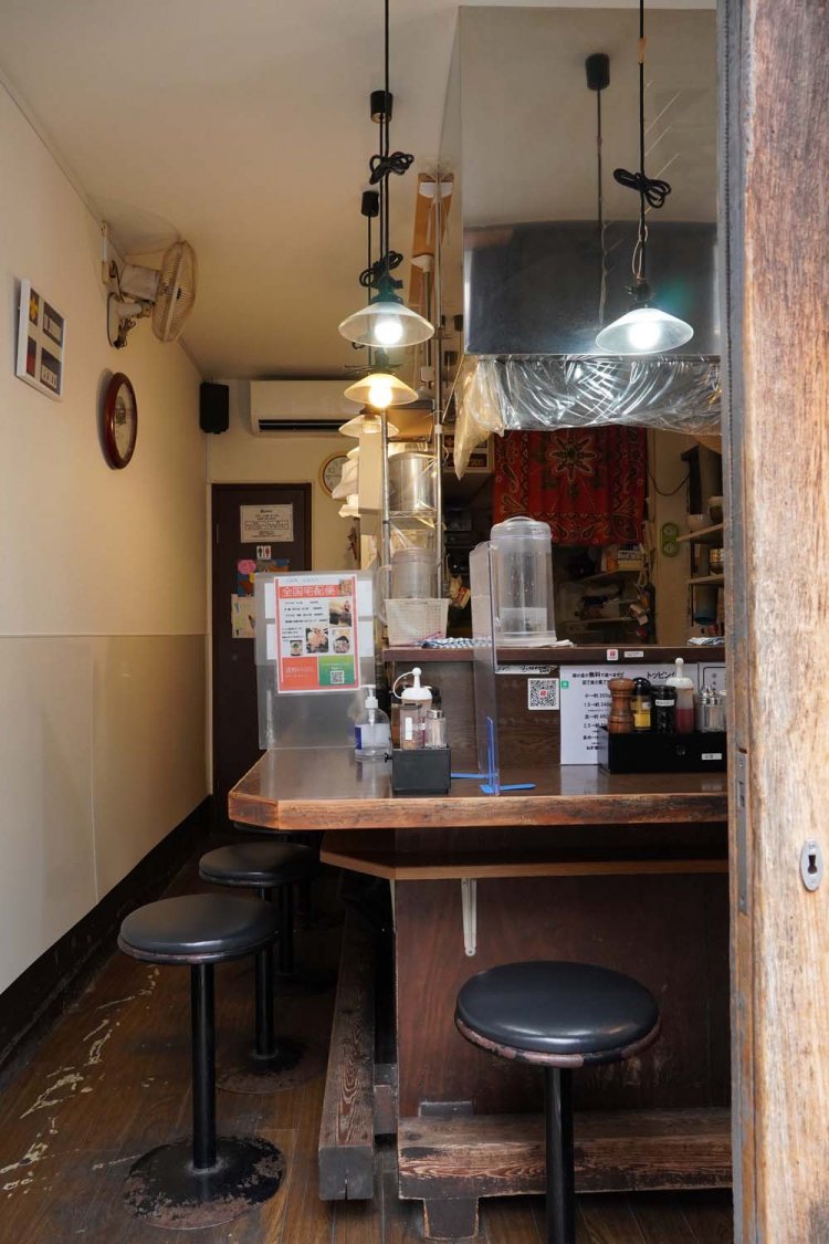 奥行きのある店内にL字のカウンターを配する。