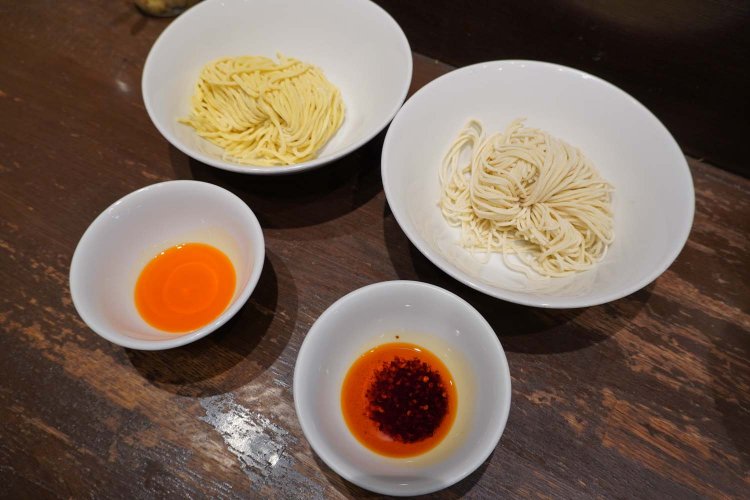 写真左側が日式、右側が成都式。ラー油は辛さや香りもそれぞれ異なる。