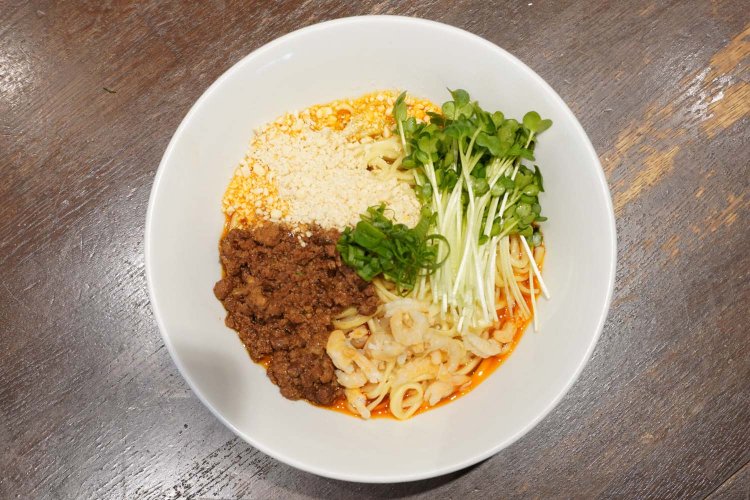 日式汁なし担々麺900円。