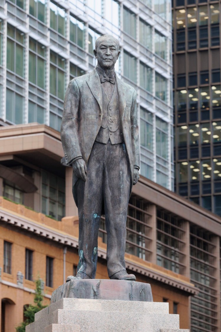 鉄道の父とよばれる井上勝像。明治期に新橋～横浜間など各地の路線敷設を主導した。JR東京駅丸の内中央口すぐにある。