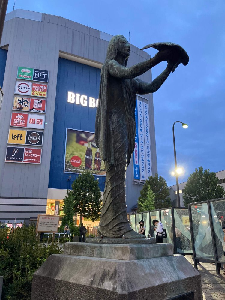 高田馬場「平和の女神像」。