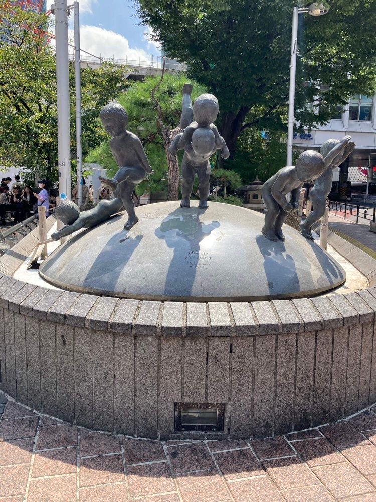 渋谷「地球のうえにあそぶこどもたち」。