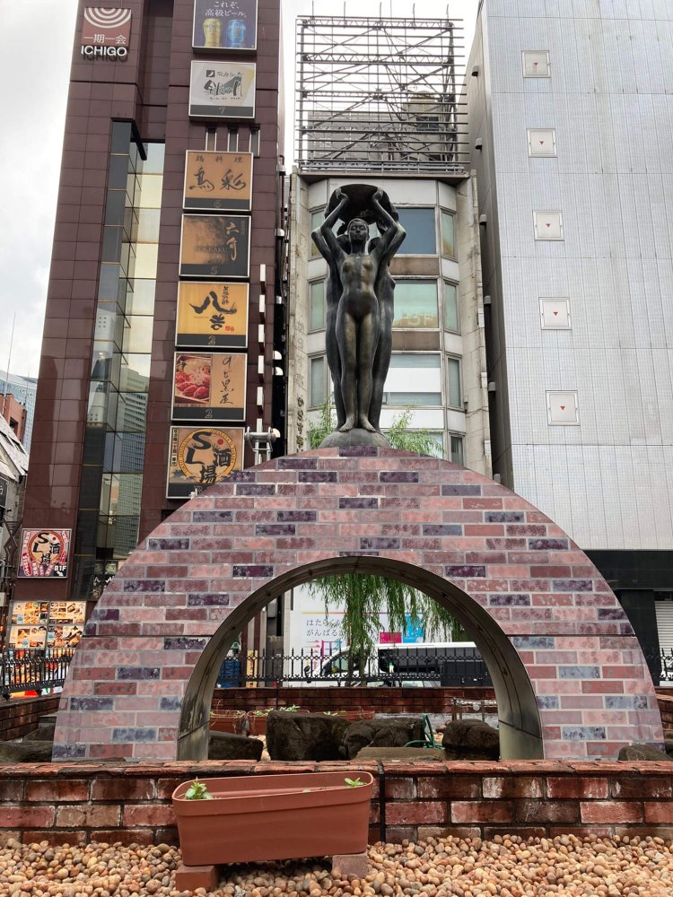 新橋「愛の像」。