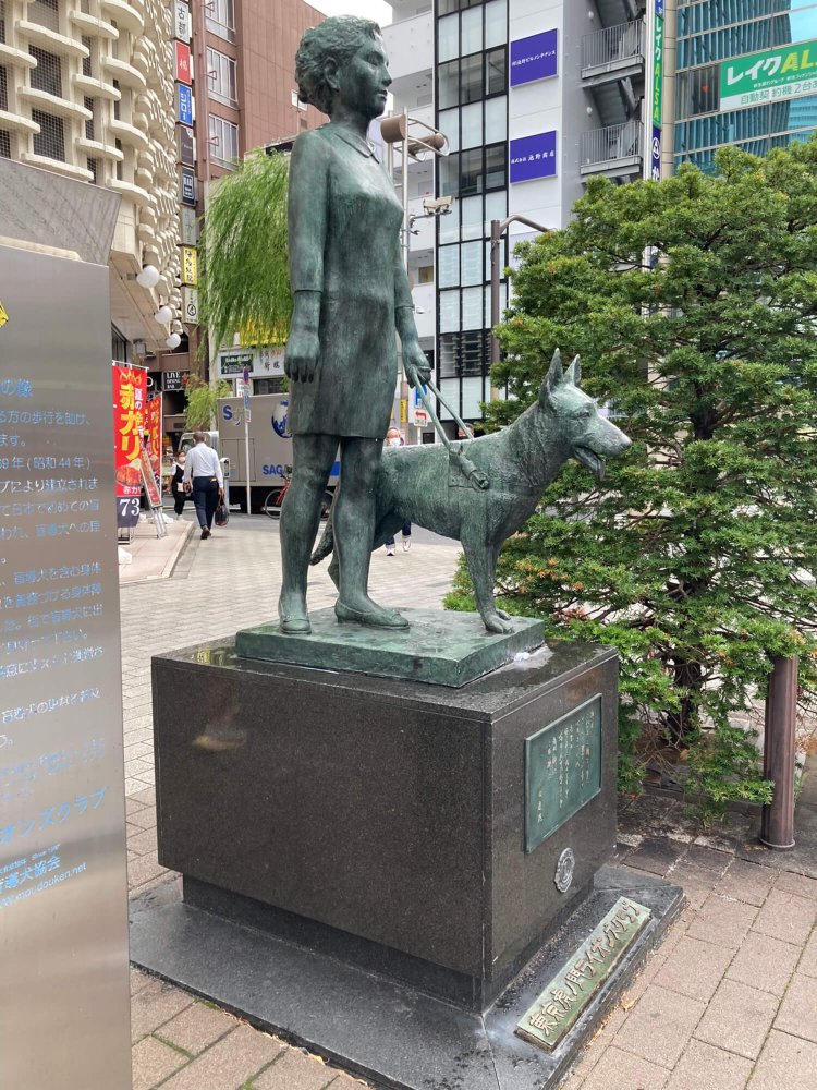 新橋「乙女と盲導犬の像」。
