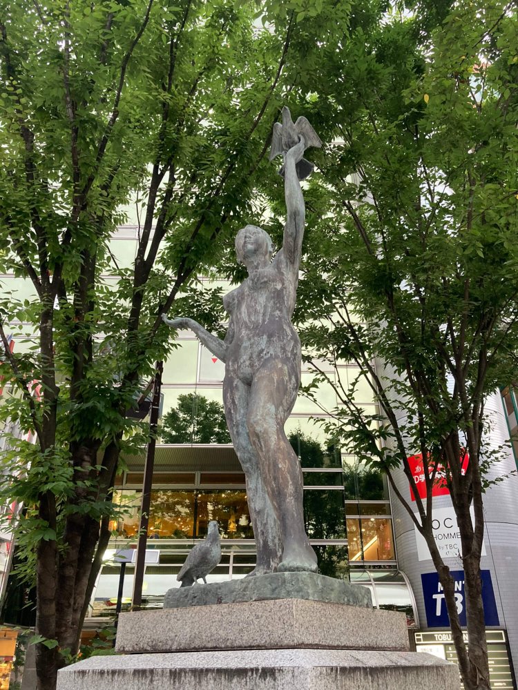 池袋「平和の像」。