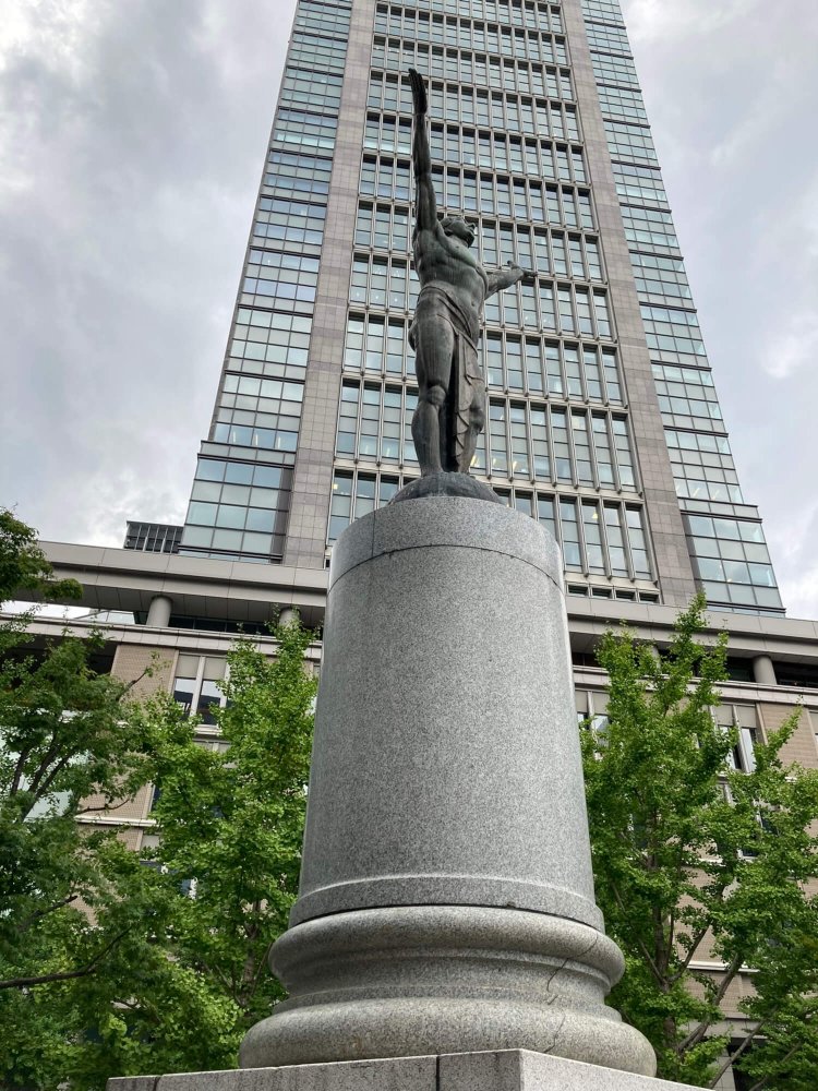 東京「愛（アガペー）の像」。