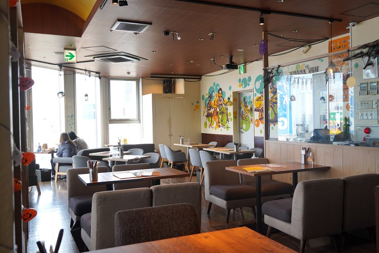 大きな窓が開放的で陽射しが明るい。