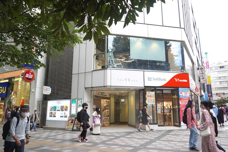 池袋駅から徒歩3分、GUの隣のビル11階がこの店。