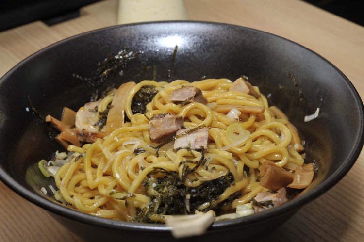 麺やタレ、トッピングなどをしっかりと混ぜ合わせてから一気に食べよう。