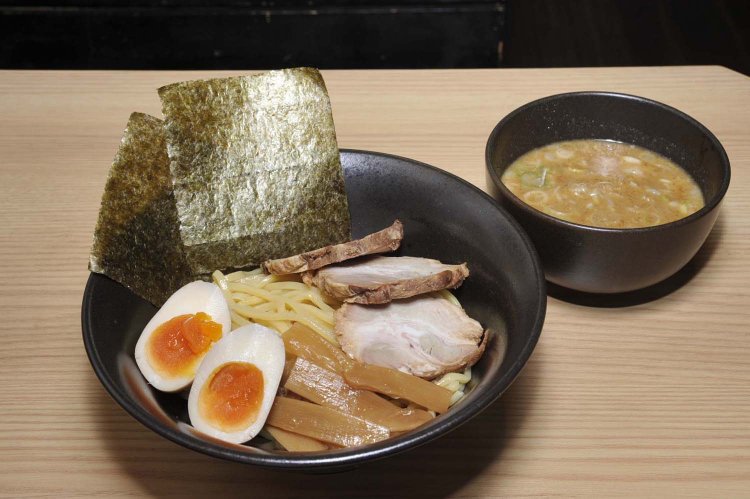 特選つけそば（並）1050円はランチのみ。