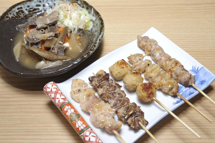 ビールやレモンサワー、焼き鳥、もつ煮と居酒屋メニューを十分楽しんでからシメにいこう。