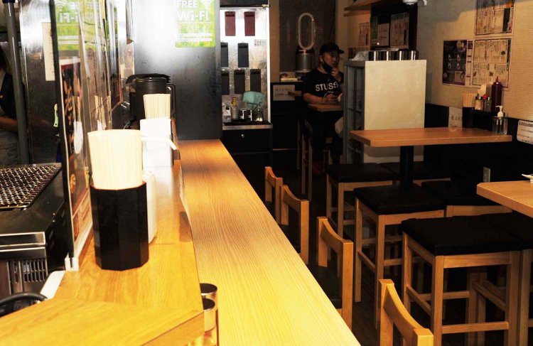 シックでおしゃれな店内。たばこが吸えるので喫煙者にはうれしい。