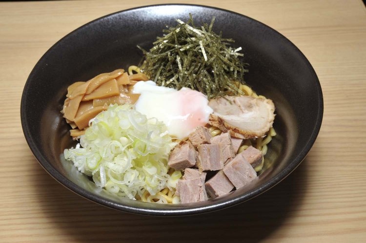 特選油そば（特）1000円。醤油のほか、塩・辛・辛味噌・梅と種類も豊富。