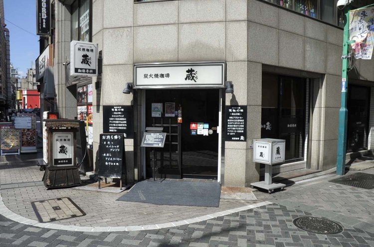 石造りの壁や白と黒の看板がひっそりとしてここだけ異世界のような雰囲気。