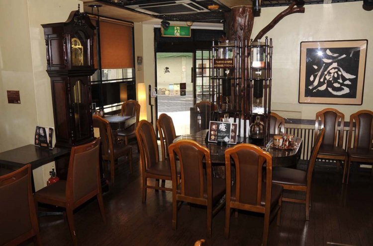 中央にある大きな水出しコーヒーのサイフォンは今では手に入らないという貴重なものだ。