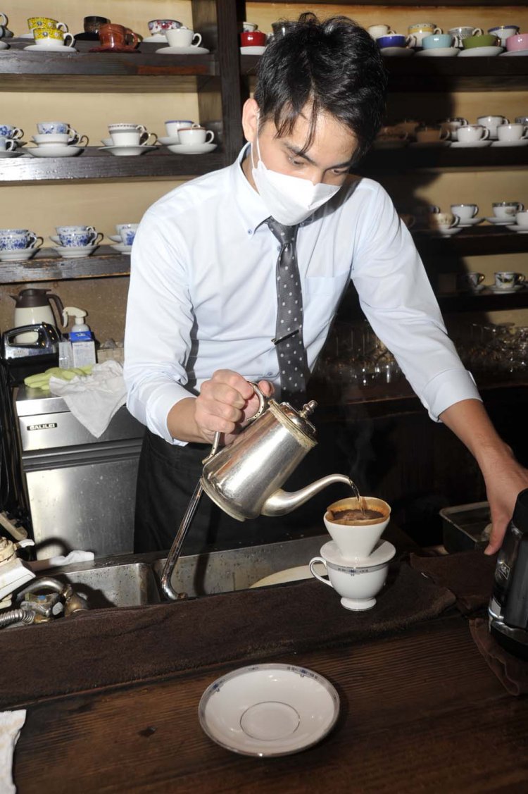 ハンドドリップで1杯ずつ丁寧に淹れる店長の張云一さん。
