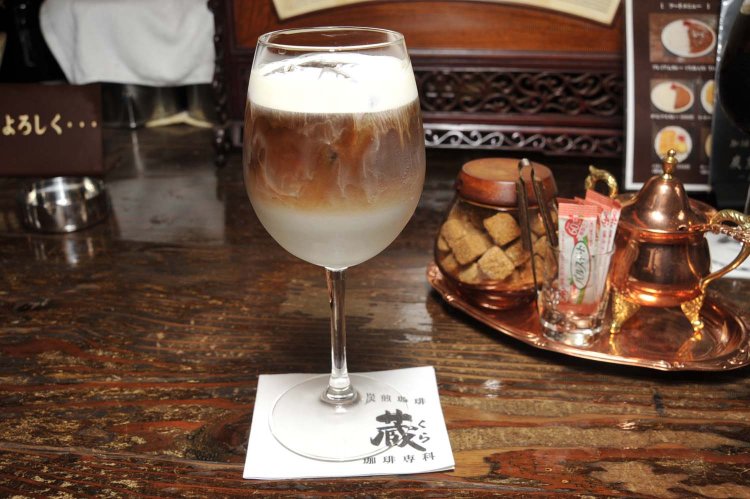 見た目も涼やかやカフェ・ラテ（アイス）。ほんのりとした甘みが心地よい。