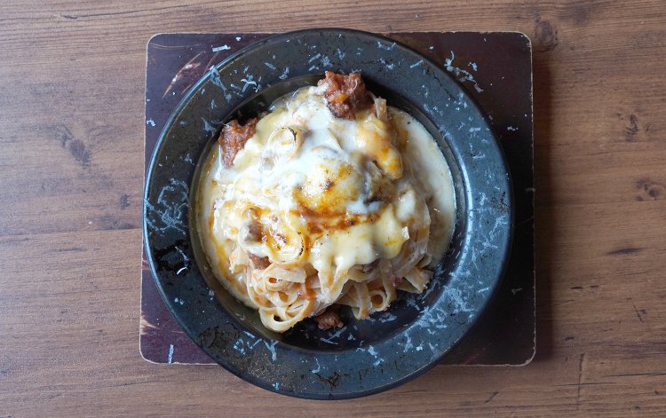 濃厚ブリュレチーズの鉄板ボロネーゼ〜タリアテッレ〜1690円。