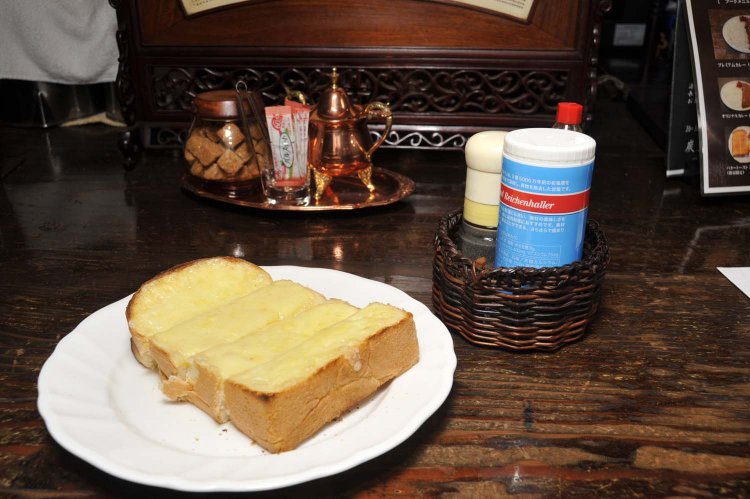 チーズトーストは、サクッとしたパンとトロリとしたチーズがたまらない。