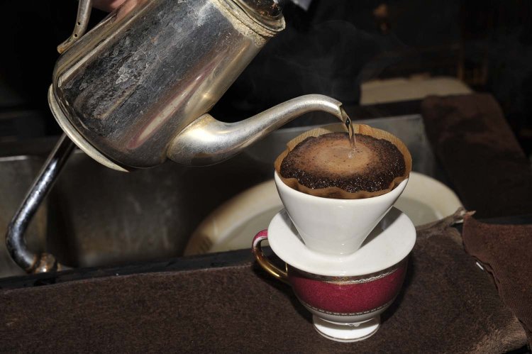 初代から受け継いだハンドドリップを守り続ける。