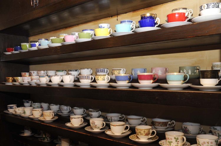 カウンター奥にびっしりと並んだコーヒーカップ。今日はどんなカップで出されるか楽しみだ。