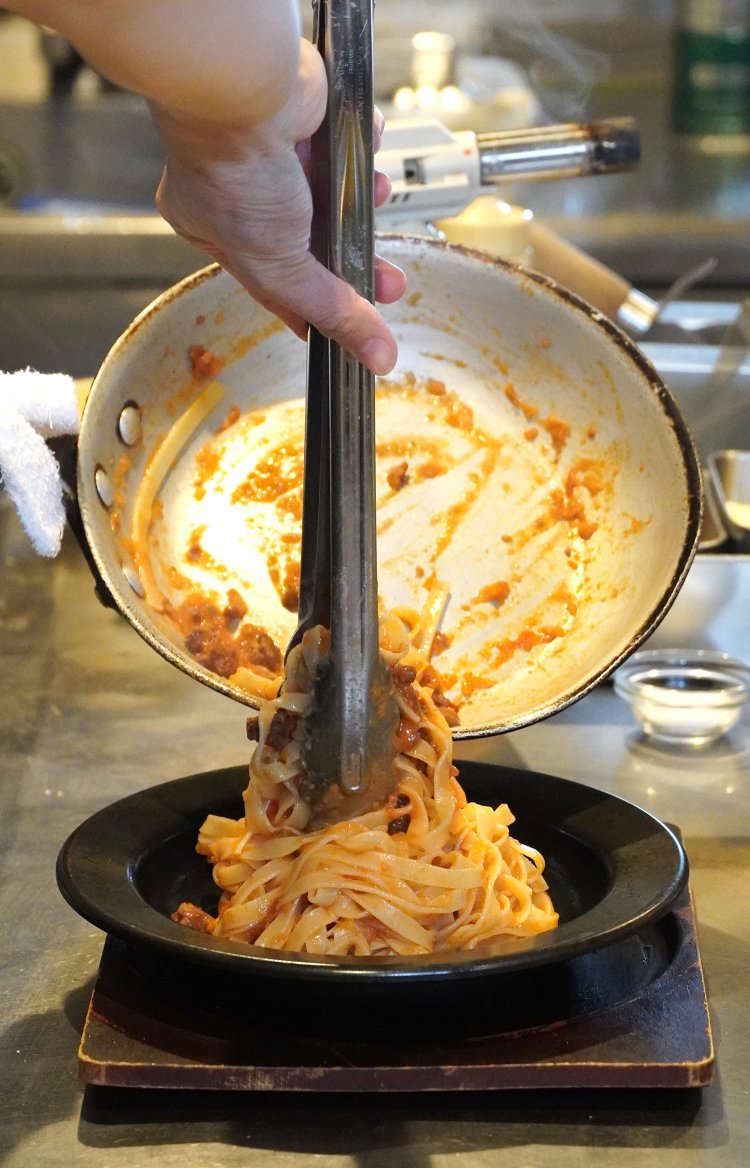 手際よく盛られるタリアテッレ。