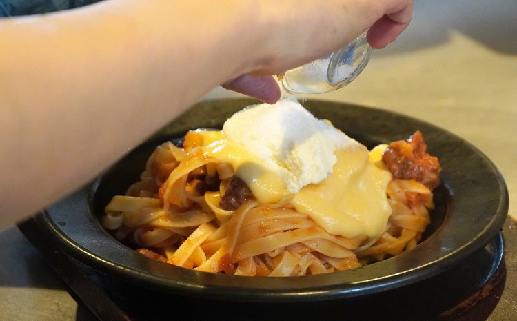 なんとグラニュー糖をざばっとかけて……