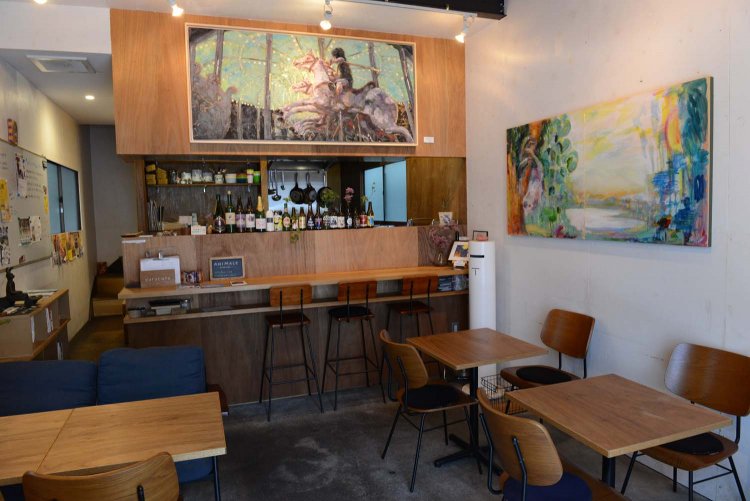 2階イベントスペースで開催されていた展示会の絵画が、店内にも飾られている。