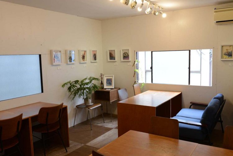 2階イベントスペースは窓が大きく取られていて明るい。