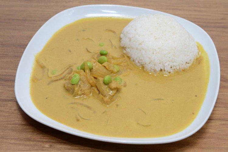 マイルドな見た目と裏腹に、辛さを感じるユルカレー。