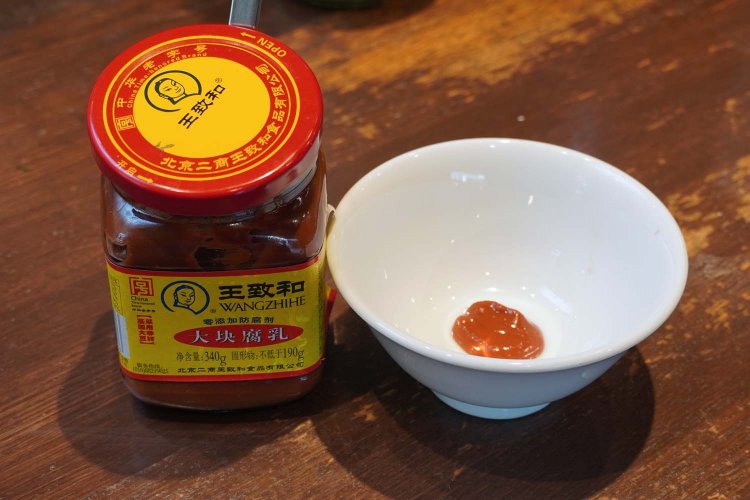 「大塊腐乳」は日本の塩辛に近い感じで、塩分が強く旨みが凝縮されているのが特徴的だ。