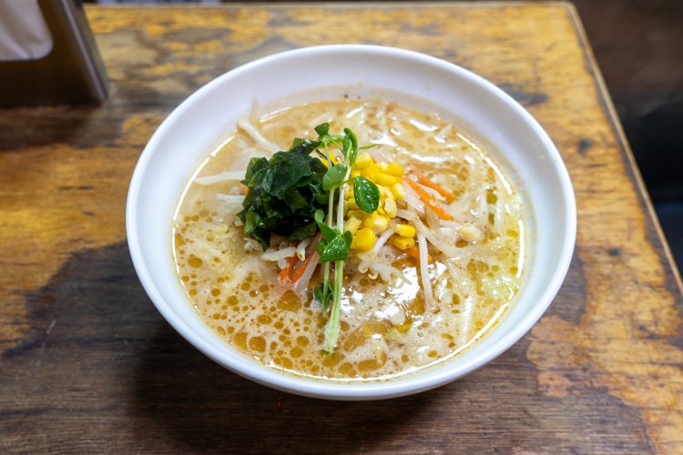 わかめの香りもいい味噌一らーめん800円。もやしなどの野菜がシャキシャキしているのがうれしい。