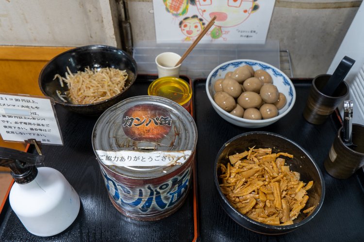 セルフサービスメニューと年季の入ったカンパ缶。