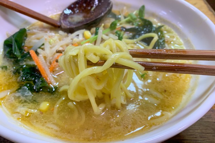 歯切れよく硬めに茹で上げられた太麺。