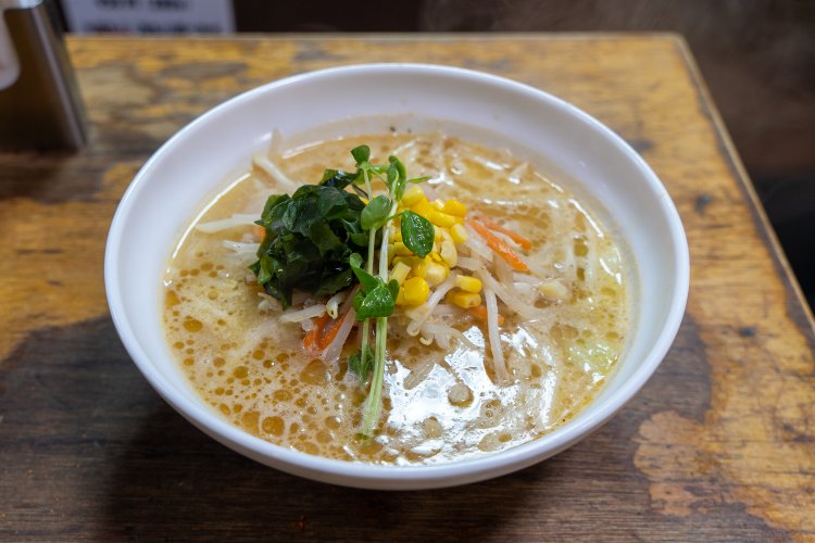 わかめの香りもいい味噌一らーめん800円。もやしなどの野菜がシャキシャキしているのがうれしい。